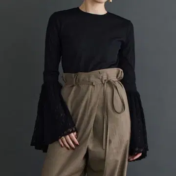 [ 새상품급 ] 더 포즈 레이스 플레어 슬리브 풀오버 블랙 최근 모델