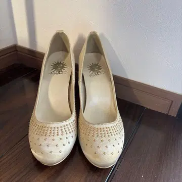 베이지 스터드 장식 스틸레토 하이힐