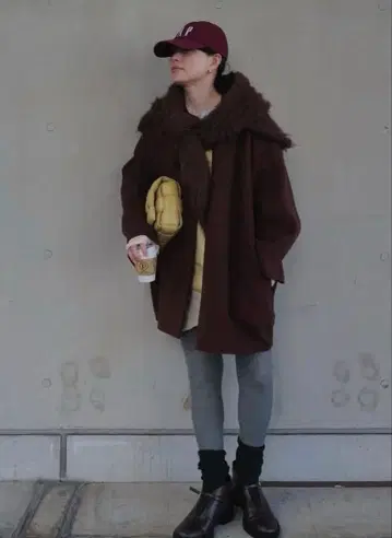 byeA. CAP 버건디 JUNNA 씨 착용