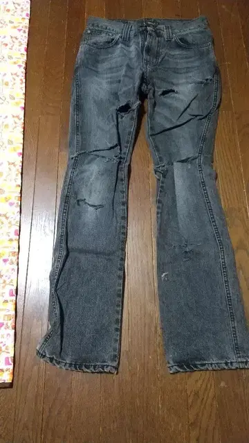 그레이 데미지 가공 스트레이트 데님