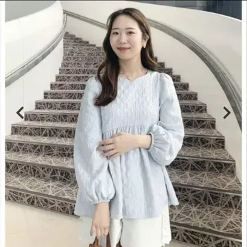 핏모어 스카이블루 하트넥 다이아 자카드 페플럼 상의