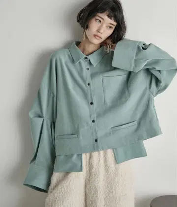 새상품 최상급 자영 포켓 디자인 턱 슬리브 크롭 셔츠 민트