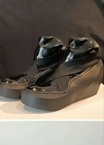 구하기 어려움 율리우스 Julius 폴리곤 밑창 블랙 에나멜 스니커즈