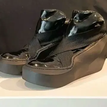 구하기 어려움 율리우스 Julius 폴리곤 밑창 블랙 에나멜 스니커즈