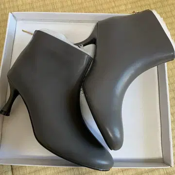 미디엄과 와이드 폭 켈루사 스퀘어토 키튼힐 앵클부티