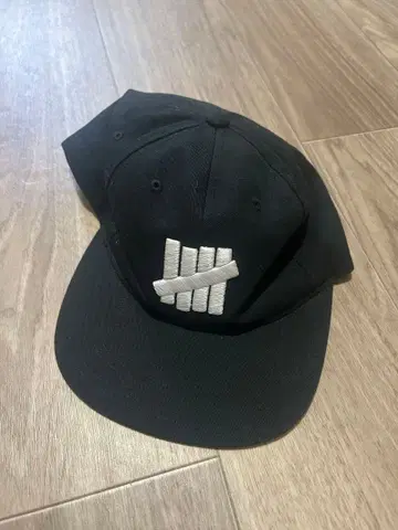 UNDEFEATED 블랙 캡
