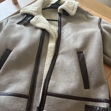 베이지 무스탕 코트