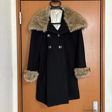 퍼 달린 블랙 울 코트