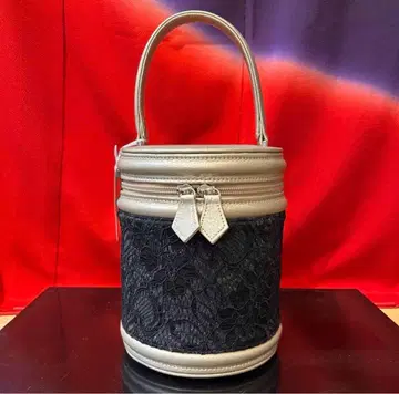 [ sale ] 카라 핸드백 원통형 샴페인 골드/블랙 레이스 실크/소가죽