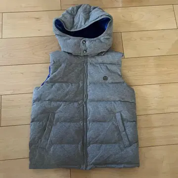 후드 부착 그레이 퀼팅 다운 베스트