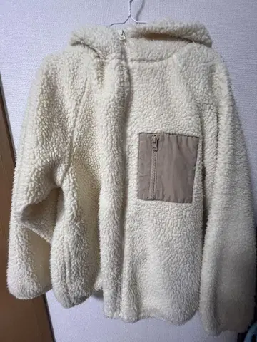 후드 부착 크림색 보아 자켓