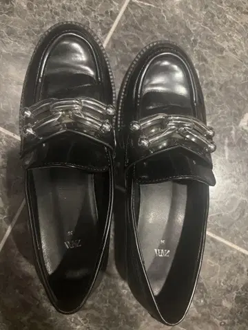 ZARA 블랙 로퍼 체인 디자인