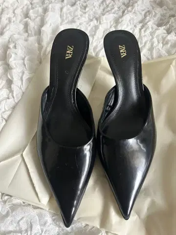 ZARA 블랙 스틸레토 힐