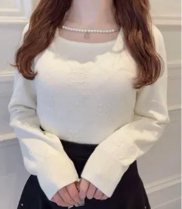 evelyn 상의 로고 목걸이 니트 화이트