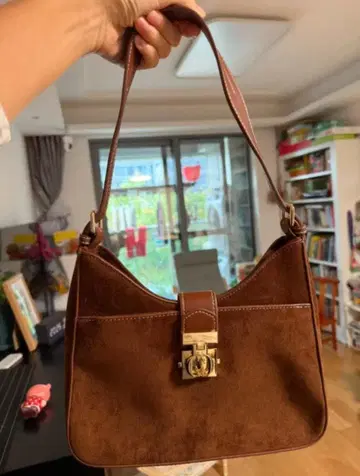 브라운 스웨이드 숄더백