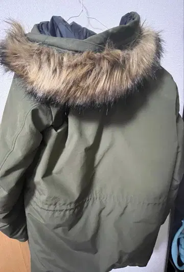 올리브 그린 후드 부착 다운 자켓