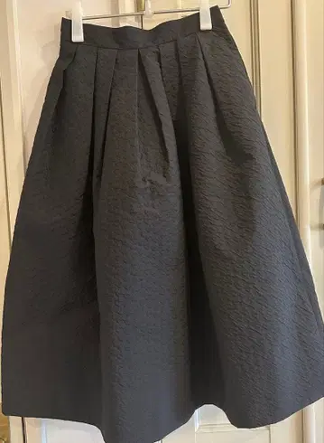 SHE Tokyo 플레어 스커트 텍스처 마감