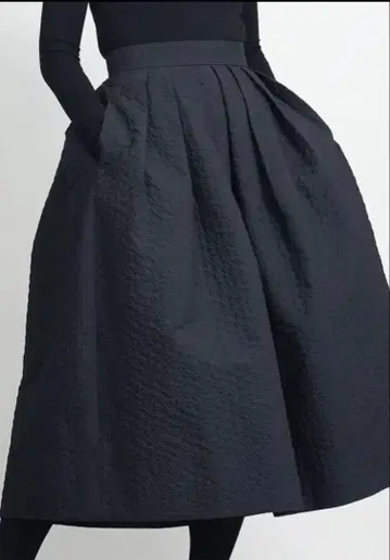 SHE Tokyo 플레어 스커트 텍스처 마감