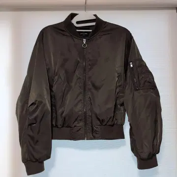 MA-1 스타일 올리브 그린 자켓