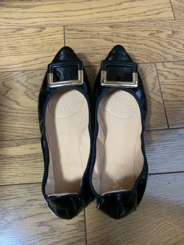 블랙 에나멜 스틸레토 플랫슈즈 접기