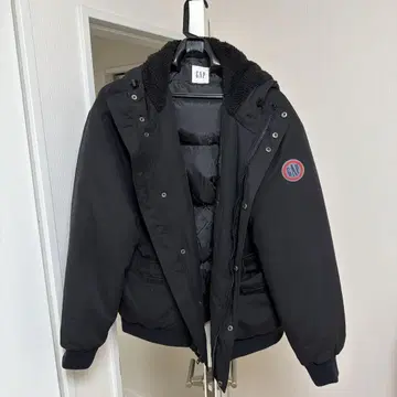 GAP 블랙 다운 자켓 후드 부착