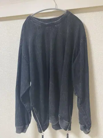 다크 그레이 스웨트 셔츠