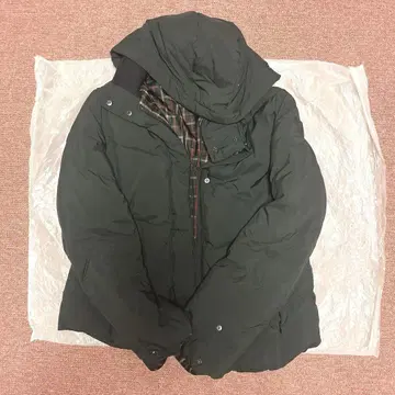 블랙 후드 부착 다운 자켓