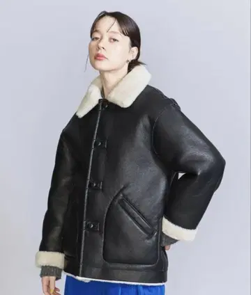 뷰티 앤 유스 인조 가죽 리버서블 보아 코트