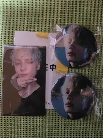 K-POP 핀 배지 2개와 포토 카드 세트