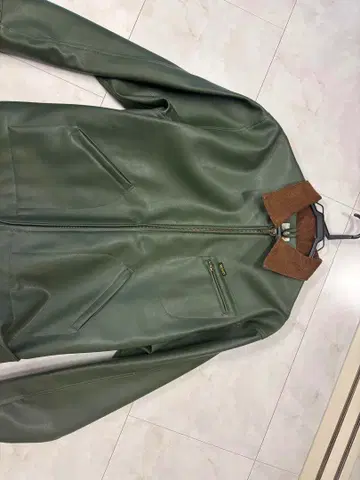 올리브 그린 가죽 자켓