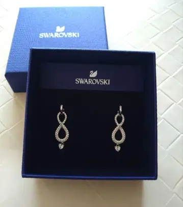 스와로브스키 새상품 인피니티 귀걸이 Swarovski