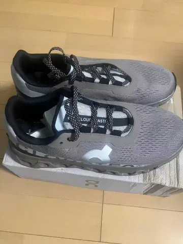 On Cloudstratus 그레이 스니커즈