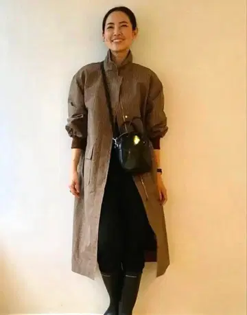 brise for CHIEKO KURODA 타프타 스탠드 카라 코트
