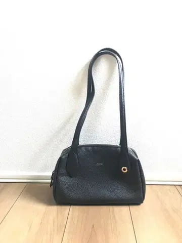 BEAURE 블랙 가죽 숄더백