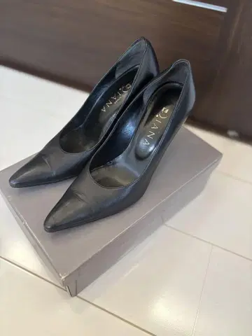 DIANA 블랙 스틸레토 하이힐