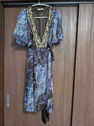 CEST LAVIE 페이즐리 무늬 비즈 장식 무릎 기장 원피스