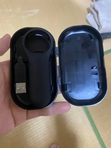 USB 커넥터가 달린 블랙 케이스
