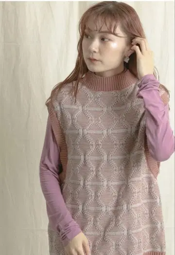 어반 리서치 백 오픈 자카드 핑크 계열 니트 베스트 터틀넥