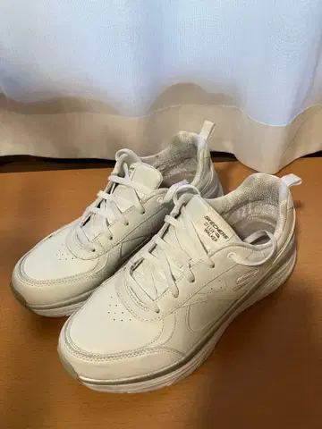 화이트 로우컷 스니커즈