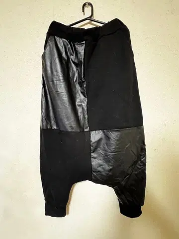 사루엘 팬츠 블랙 합성 피혁과 맨투맨