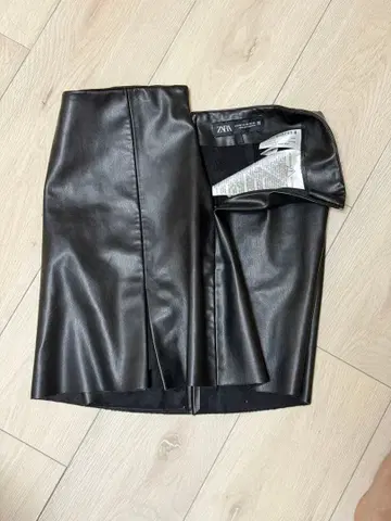 블랙 합성 피혁 미니 스커트 슬릿 포함