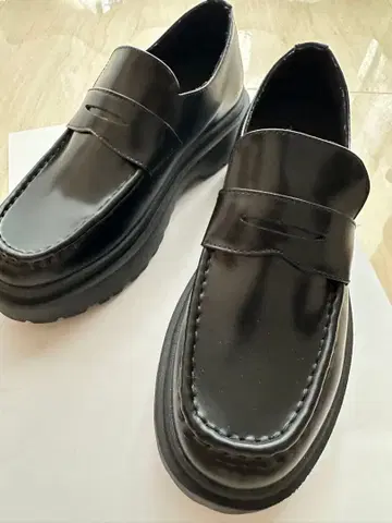 FILLIN 블랙 로퍼 통굽