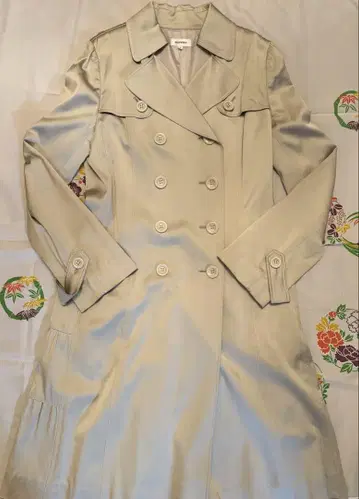 베이지 더블 브레스트 새틴 트렌치코트