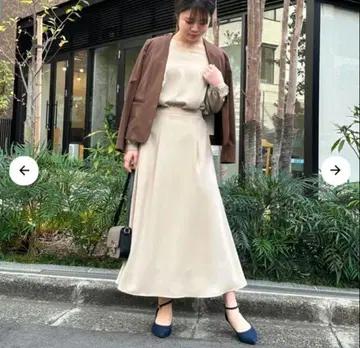 코히나 턱 인 블라우스 세미 플레어 스커트 셋업
