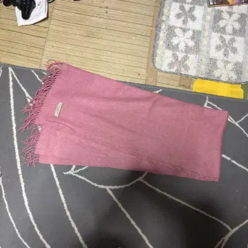 기 라로슈 핑크 프린지 머플러