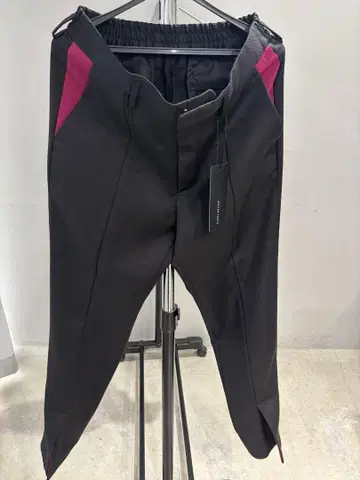 슬림핏 블랙 팬츠 핑크 악센트