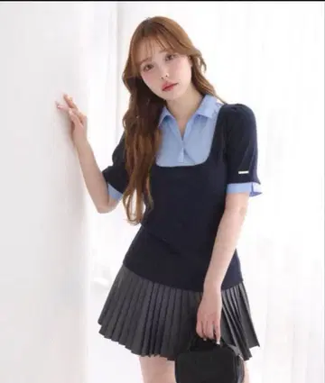 네이비와 스카이블루 색상의 반팔 스웨터와 플리츠 스커트