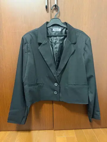 푸뉴즈 숏 테일러드 자켓