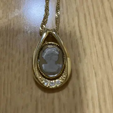 골드톤 카메오풍 목걸이