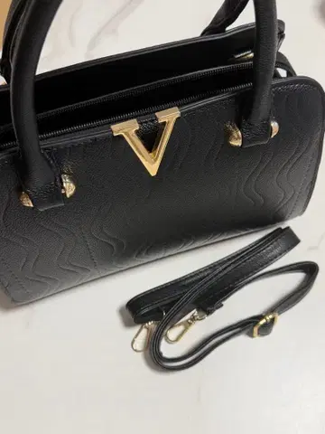 V 로고 핸드백